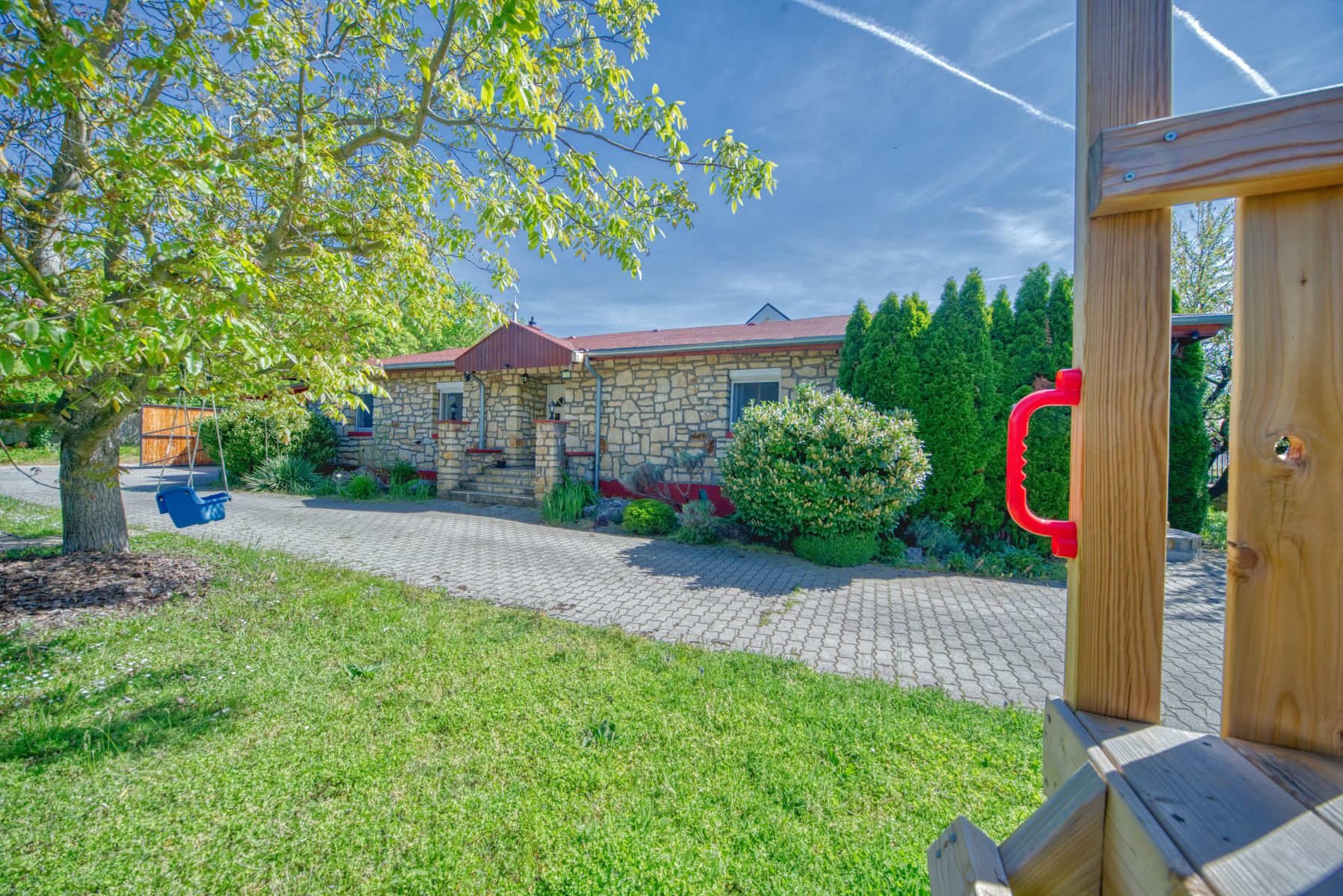 Eladó családi ház - Gyenesdiáson - Az ingatlan irányára 109,9 M Ft