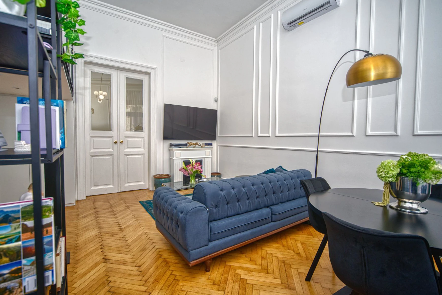 Teljeskörűen felújított állógalériás polgári lakás nappalija Budapest VII. kerületében, a Garay utcában